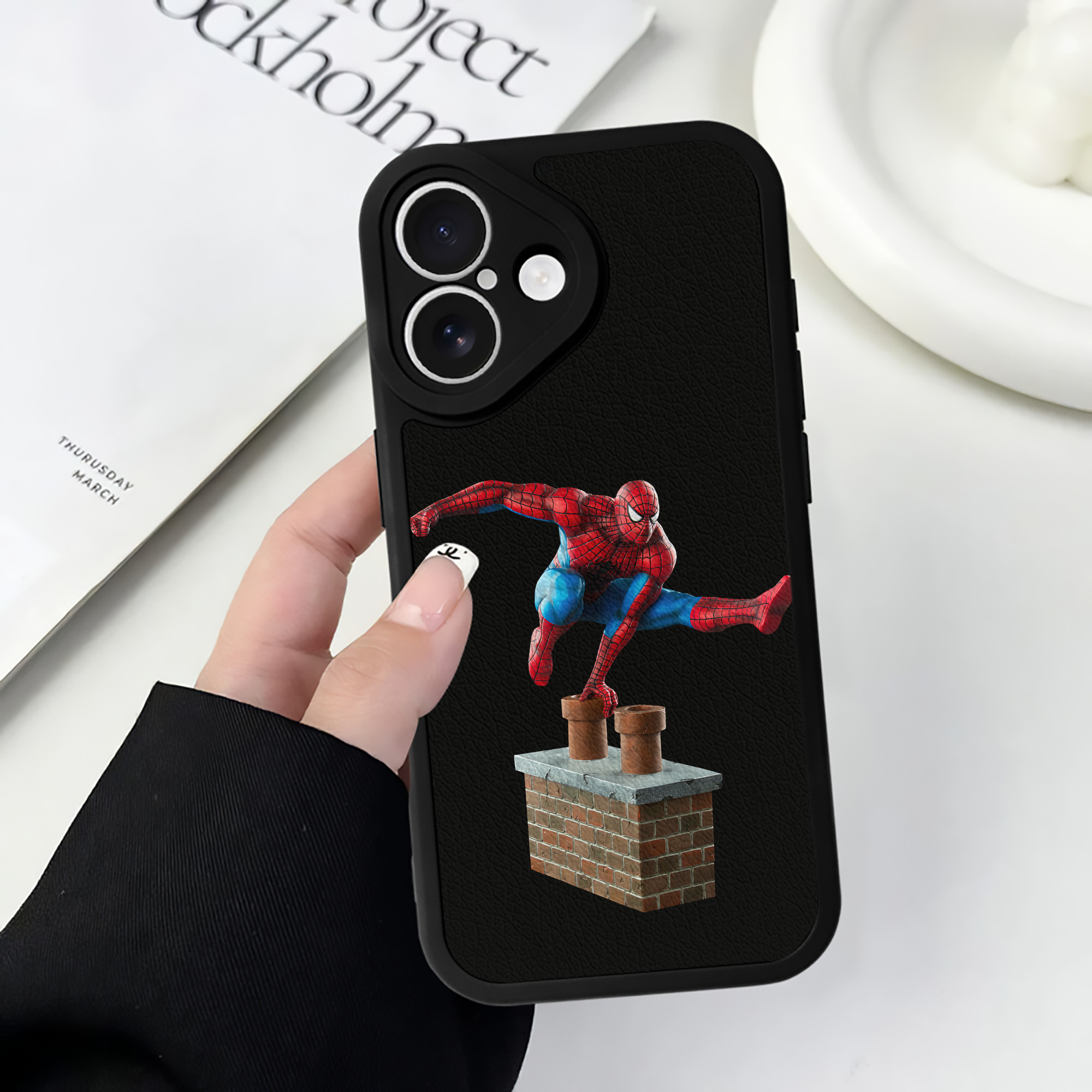 （画像用） Spider Man スパイダーマン 【iPhone 16シリーズ対応】シリコンスマホケース（レザー調） 材質：シリコン